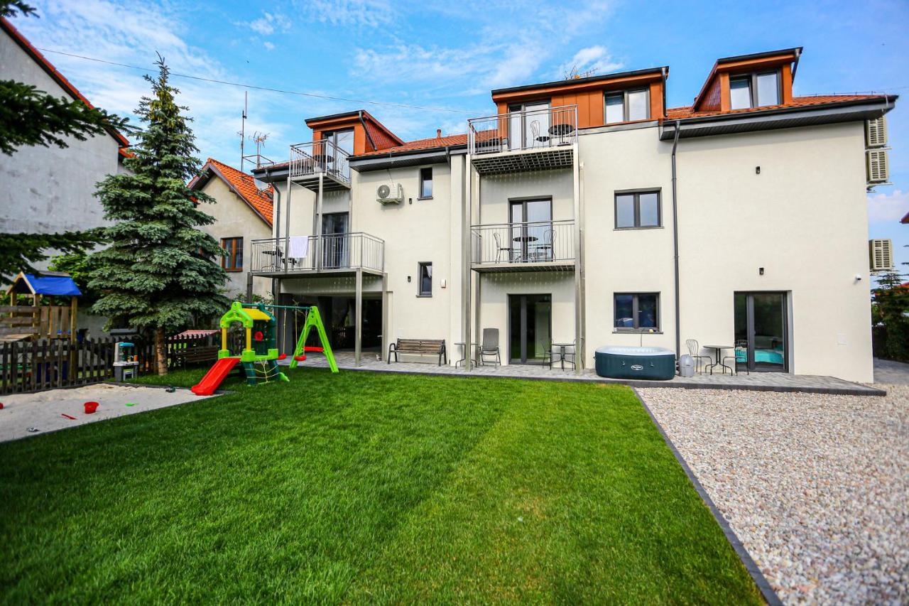 Apart Baltyk Pokoje & Apartamenty Łeba Exteriör bild