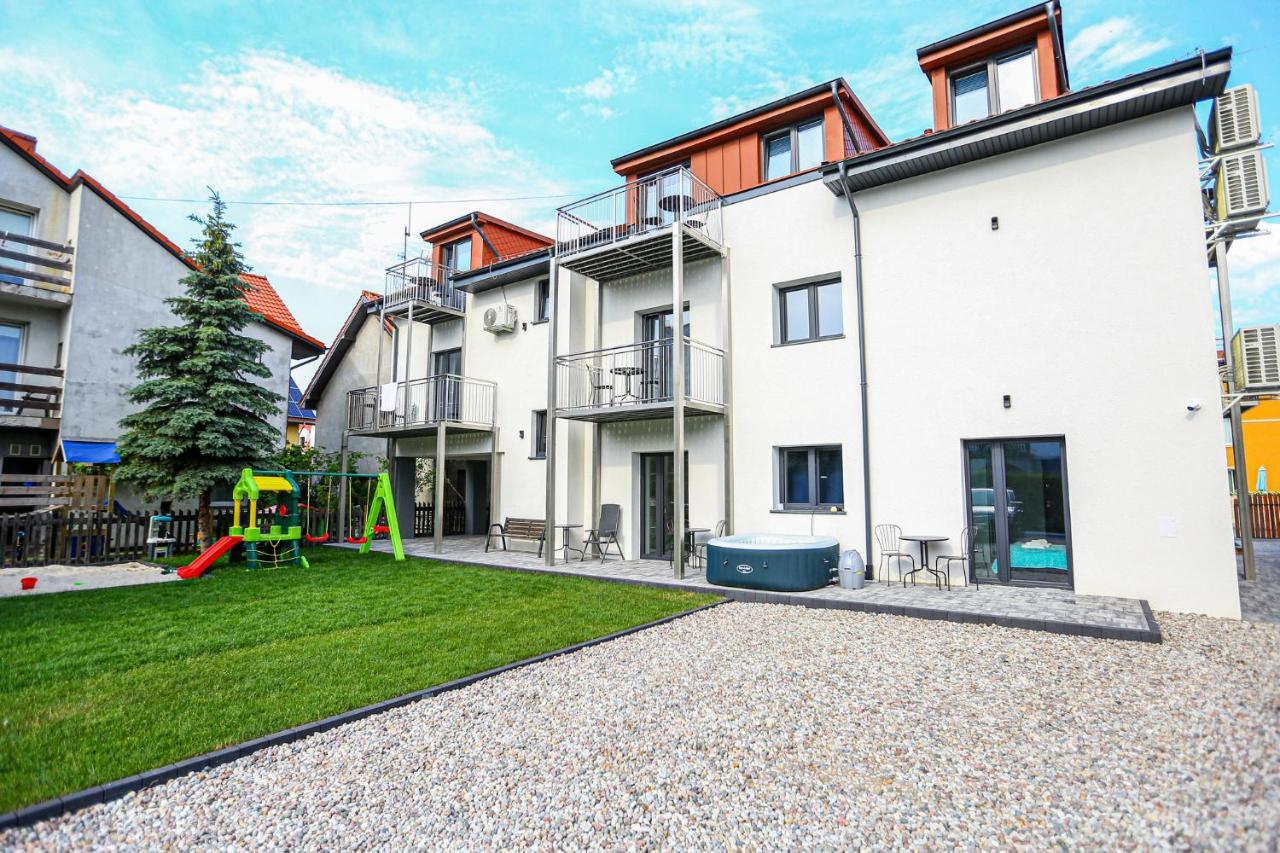 Apart Baltyk Pokoje & Apartamenty Łeba Exteriör bild